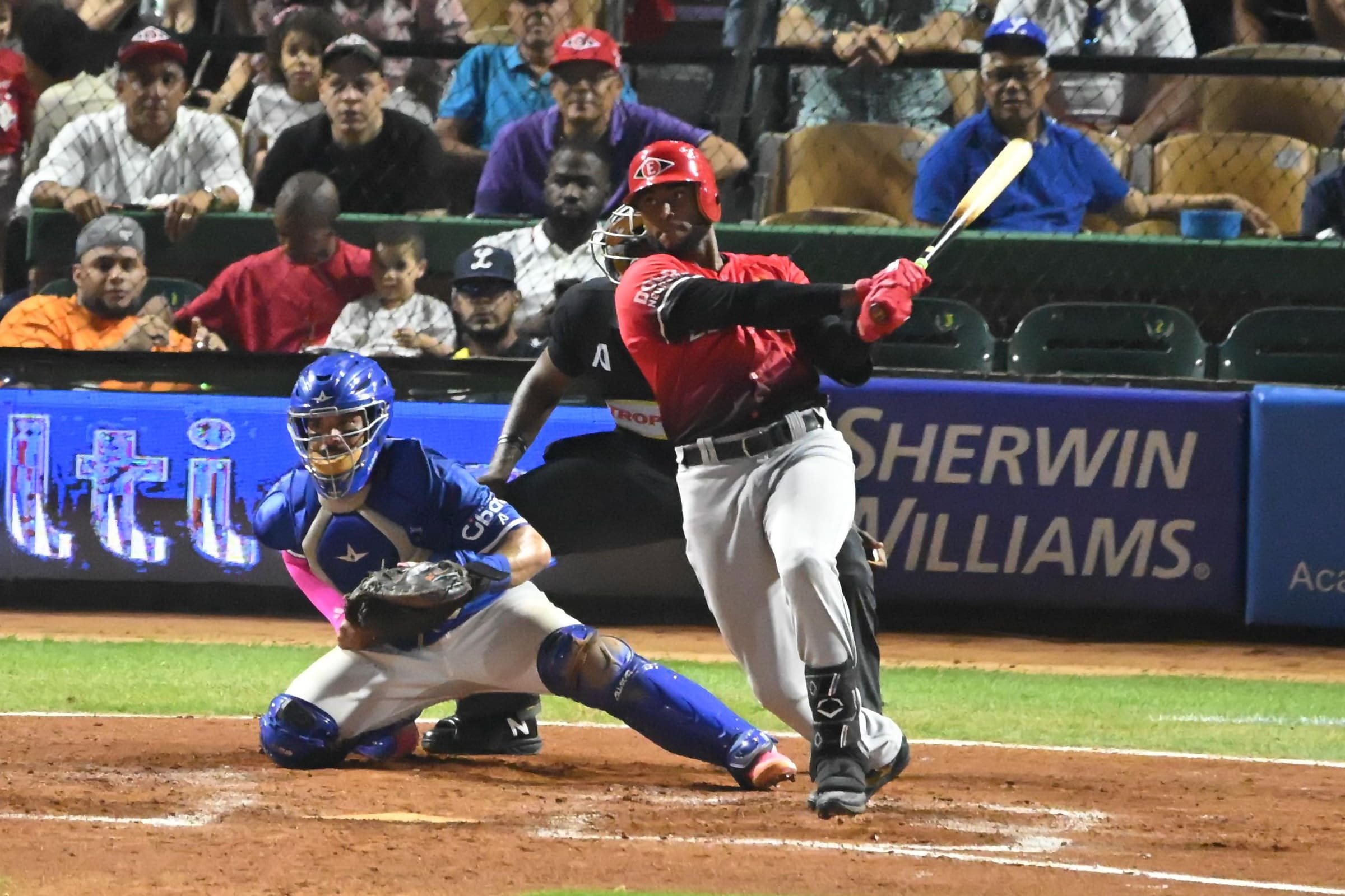 Escogido remonta ante Licey y le propinan cuarta derrota consecutiva