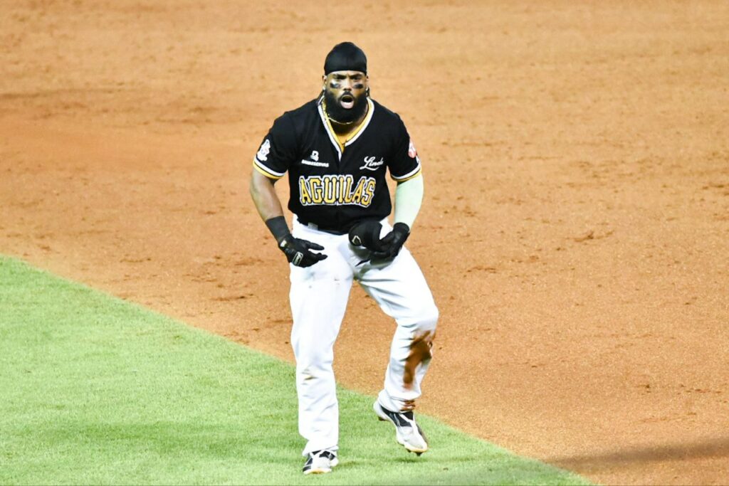 Águilas vencen Gigantes 5-3 y siguen firmes en cima