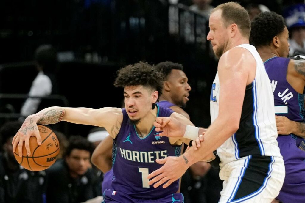 LaMelo Ball abandona partido contra Orlando por lesión en el tobillo