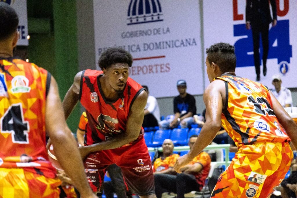 Clubes Centro y Savica clasifican a semifinal superior de Higüey