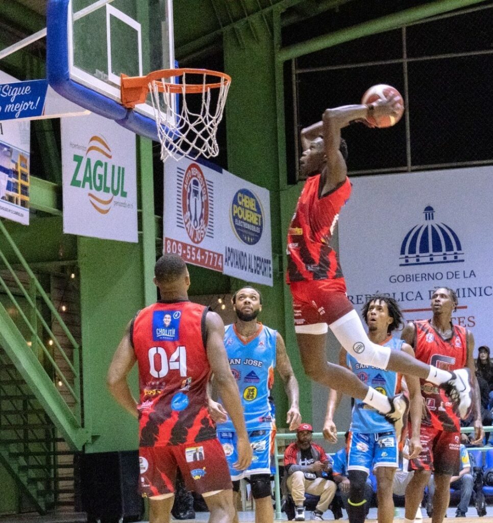 Clubes Centro y Cambelén ganan en basket superior Higüey