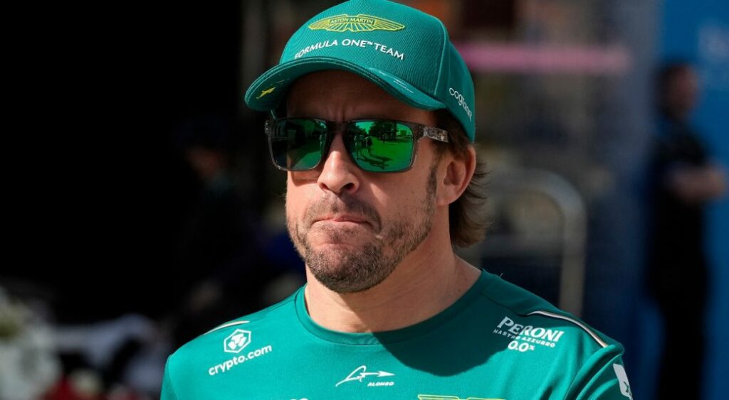 Fernando Alonso renueva su contrato con Aston Martin hasta 2026