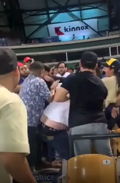VIDEO: En lo que Escogido y Licey juegan, fanáticas libran otra lucha en las gradas del Quisqueya