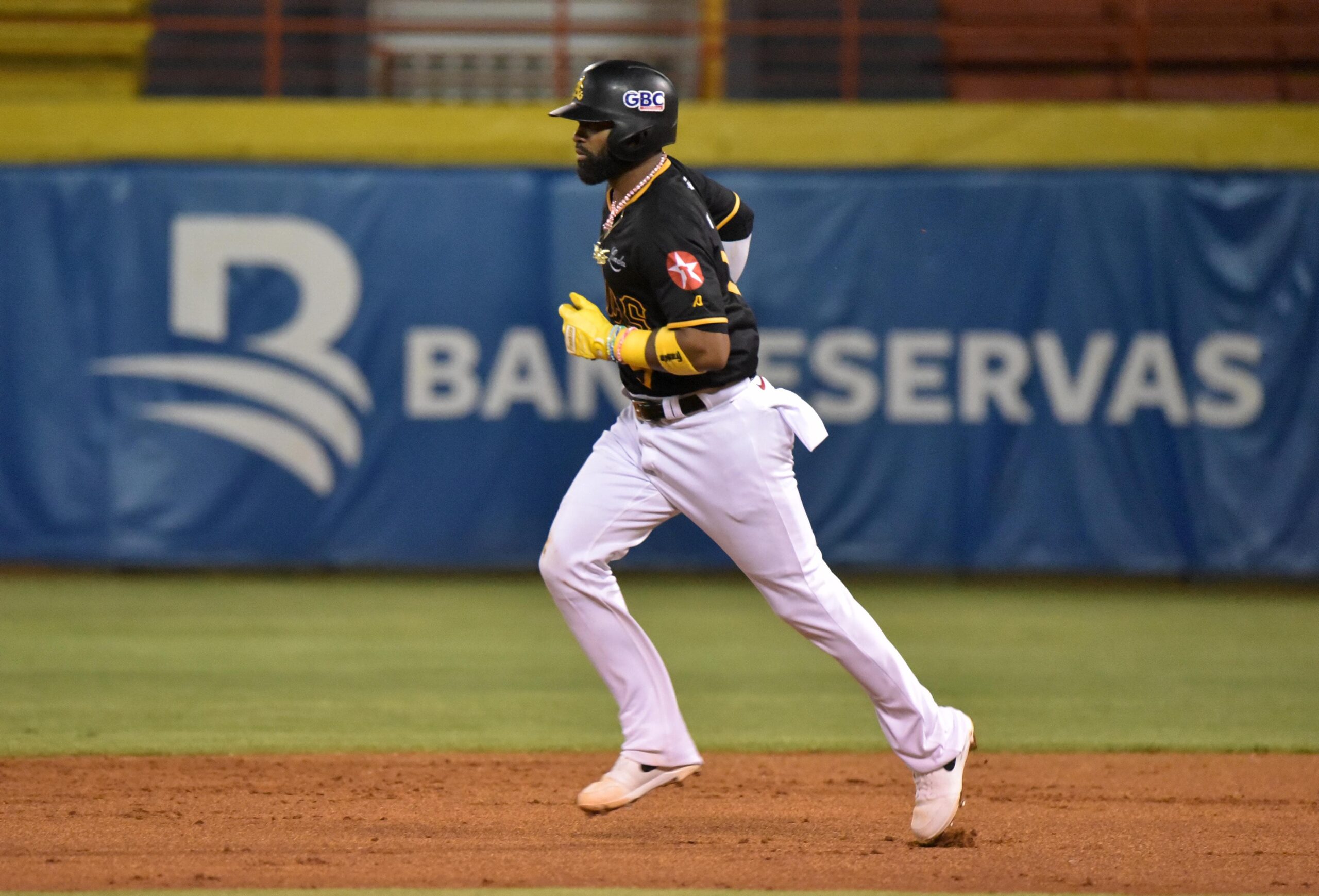 Águilas blanquean a Toros y frenan racha negativa en casa