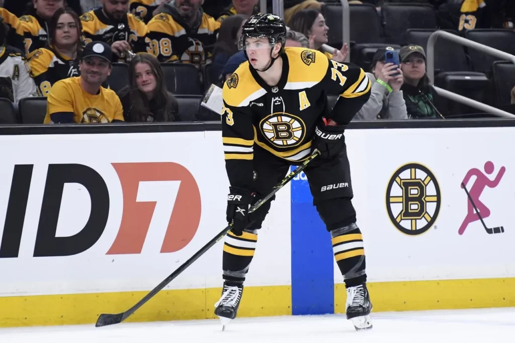 Charlie McAvoy irá a audiencia con Departamento de Seguridad del Jugador