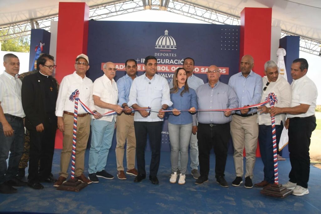 Ministro Cruz inaugura play e inicia remozamiento multiuso en Mao