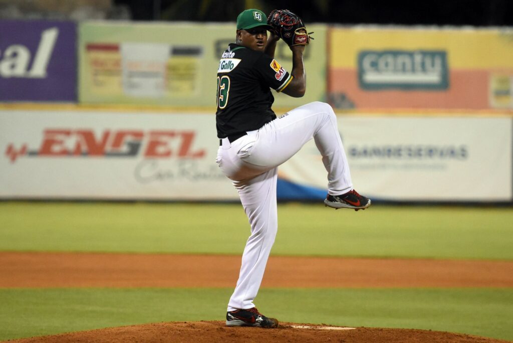 Estrellas contratan a Enny Romero; Escogido firma tres relevistas