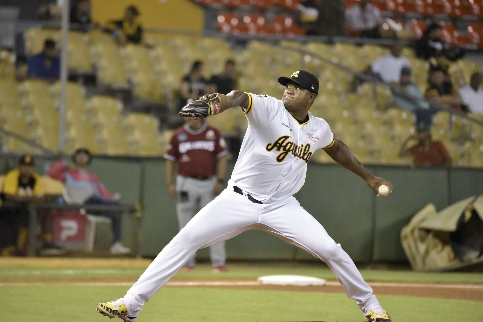 Enny Romer domina a Gigantes, Águilas se posicionan en la cuarta posición