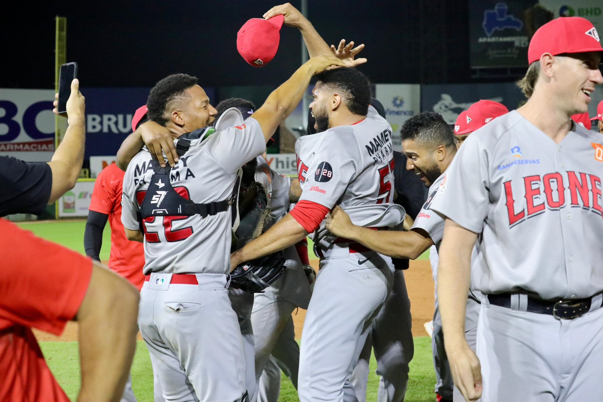 Hit de Erik González pone al Escogido en el Round Robin