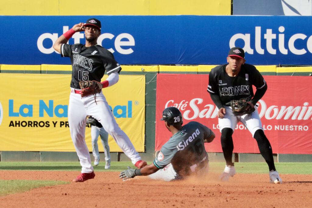 Hernández y Mejía guían victoria sobre Gigantes
