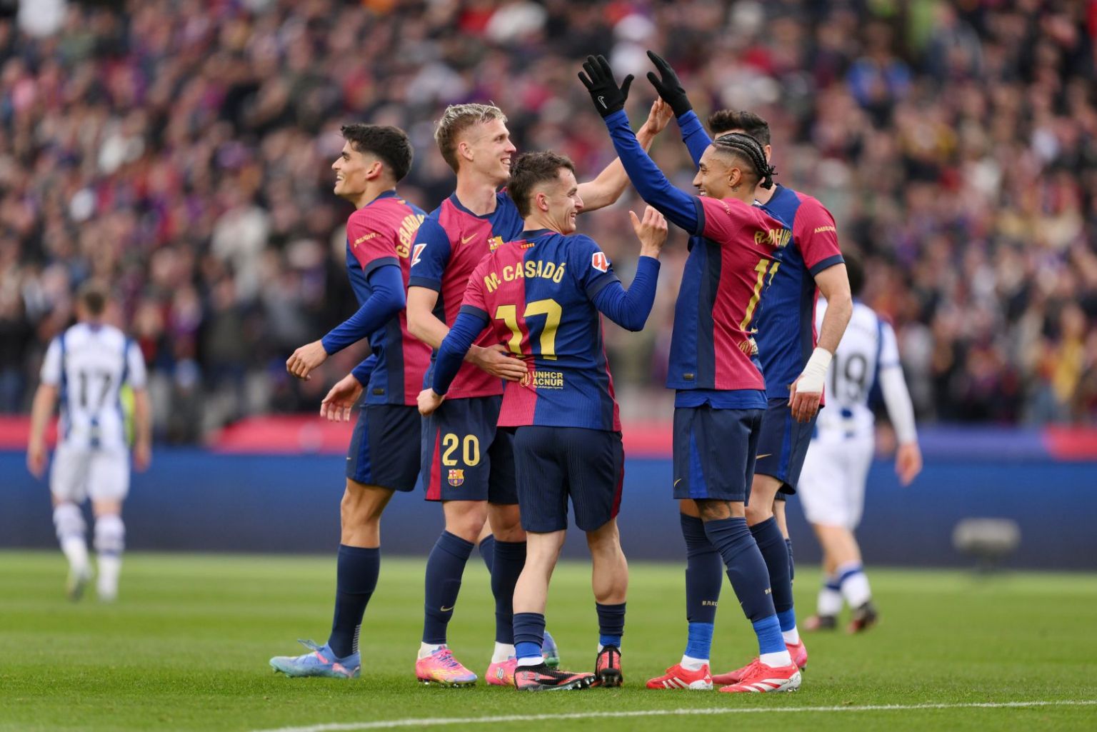 Barcelona golea a la Real Sociedad y recupera liderato de LaLiga