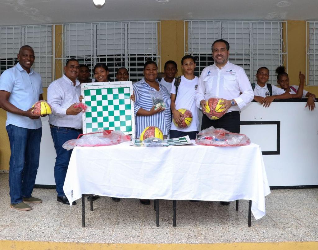 INEFI INICIA PROCESO ENTREGA UTILERÍA DEPORTIVA EN LOS 122 DISTRITOS EDUCATIVOS DE RD