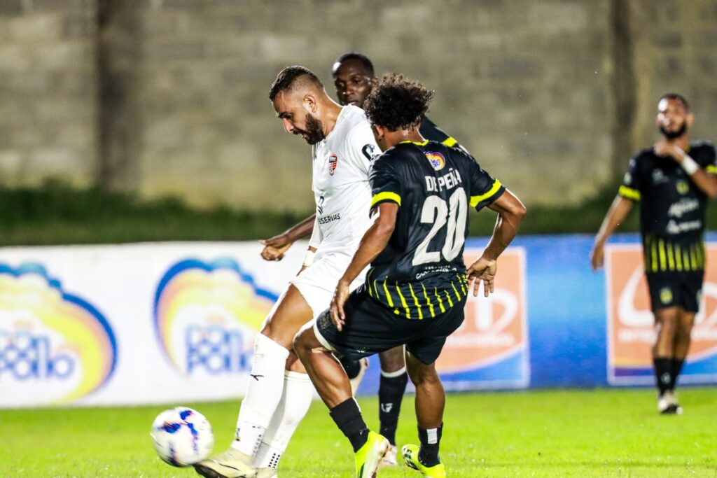 Moca y Cibao empatan en inicio de semifinales de la LDF