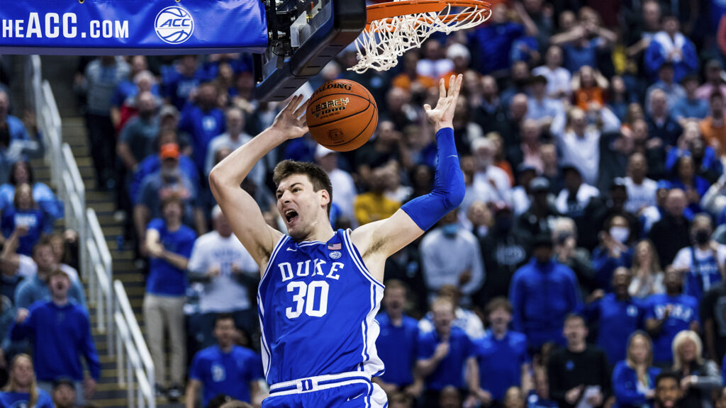 Kyle Filipowski explota a la ofensiva contra Hofstra