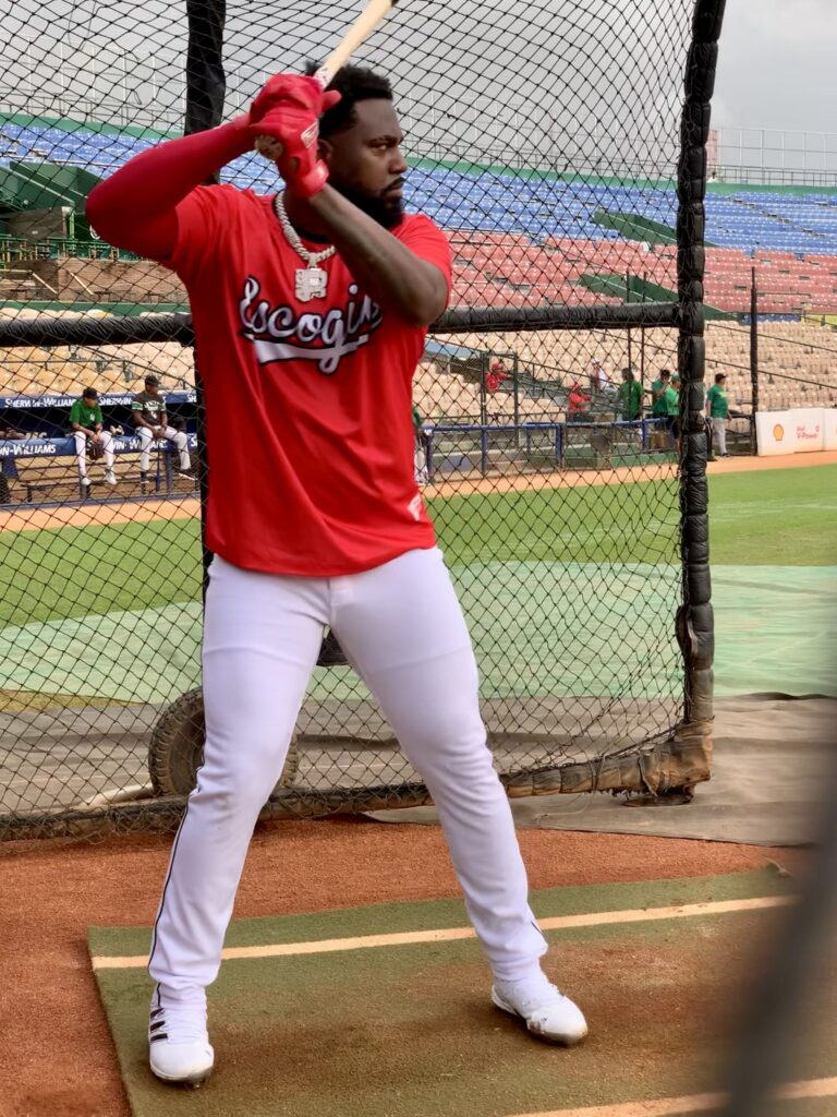Franmil Reyes prepara su debut con Leones