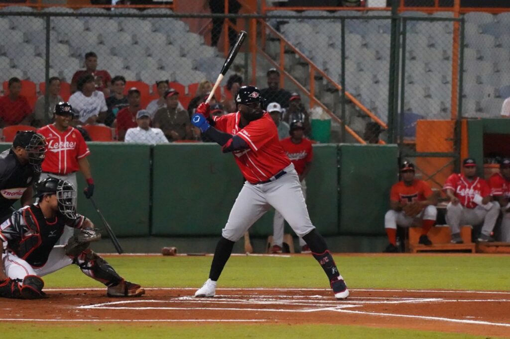 Franmil Reyes, de 4-3, en revés escarlata