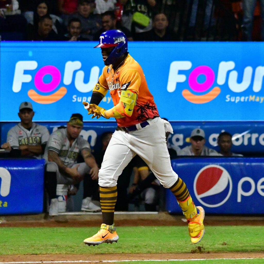 Tiburones apaleó a pitcheo de Leones
