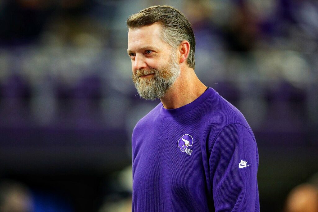 Vikings suspenden a su coordinador ofensivo
