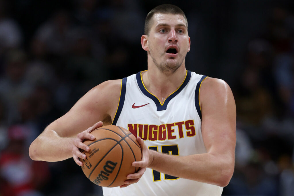 Jokic se queda cerca del triple doble y guía a la victoria a Denver contra los Pelicans