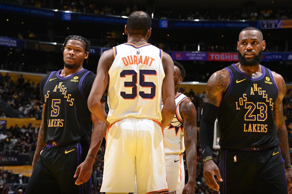 Lakers salen con un triunfo a pesar de polémica frente a Suns