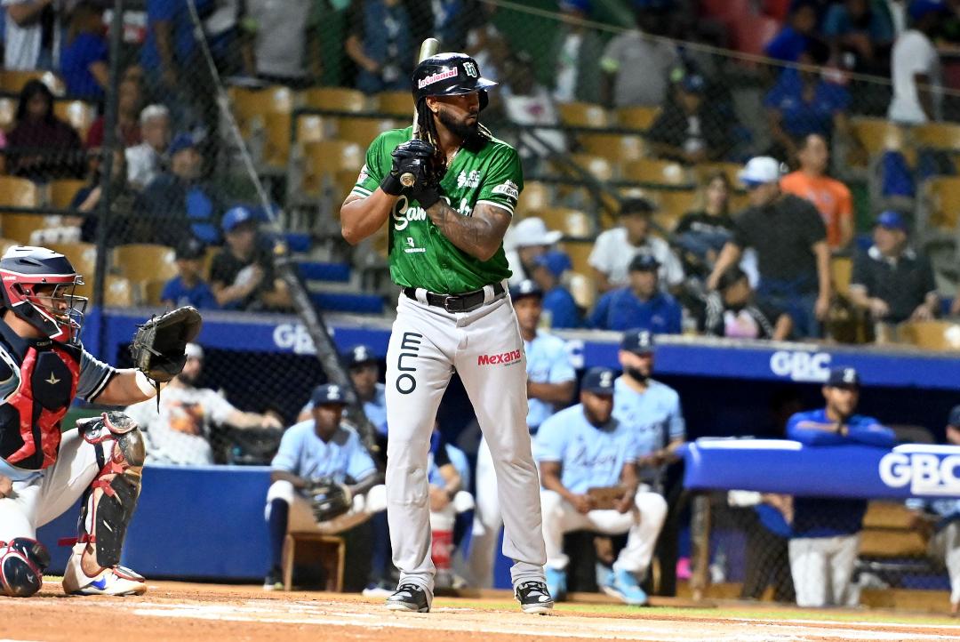 Estrellas serca del ”no hitter” en victoria frente a Águilas