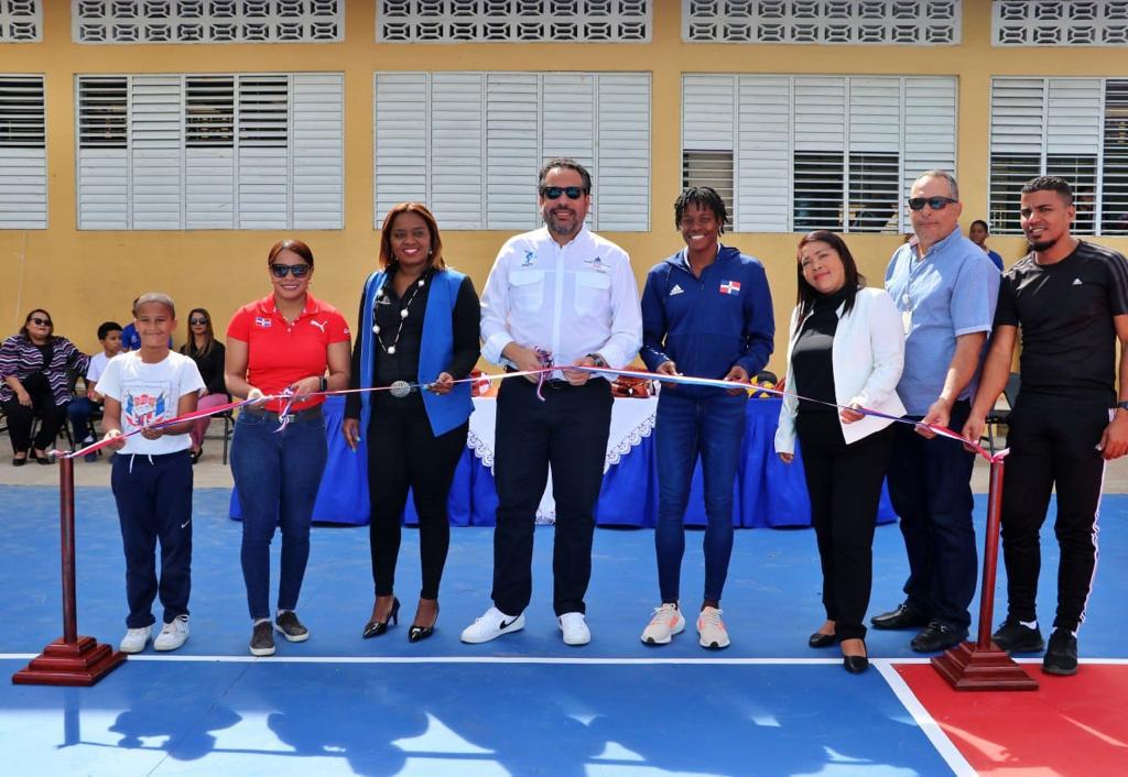 INEFI repara cancha y entrega utilería al Centro Educativo Fidel Ferrer; Alberto Rodríguez resalta talento en el ensanche La Fe