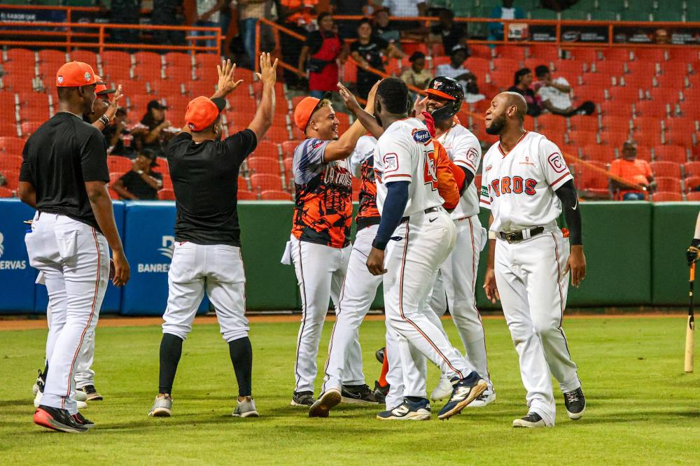 Noel y Jiménez guían a Toros a la victoria ante Escogido con cuadrangulares