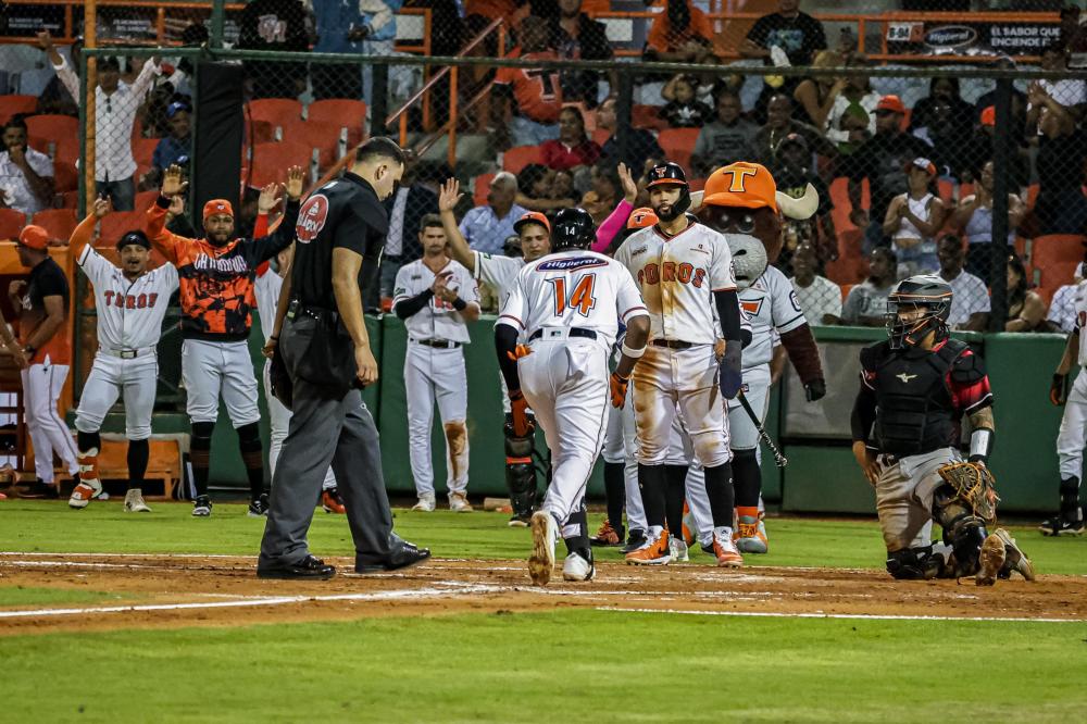 Toros se imponen ante Escogido con actuación destacada de Celestino