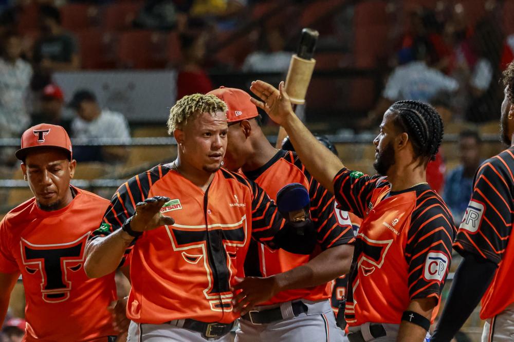 Toros del Este se imponen ante Escogido y se mantienen en el segundo lugar