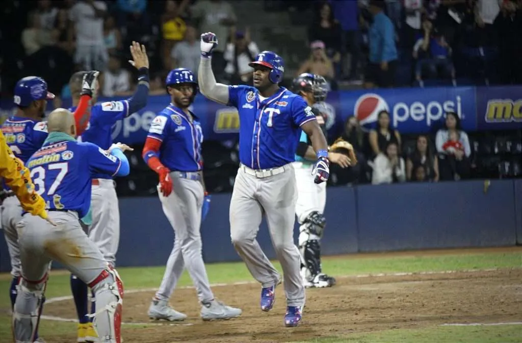 Tiburones vienen de atrás para lograr su novena victoria