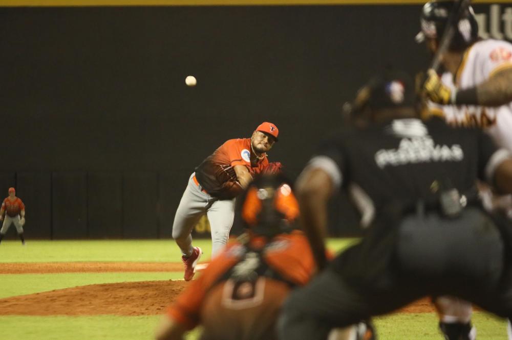 Barria domina, Toros vencen Águilas Cibaeñas en calidad de visitante