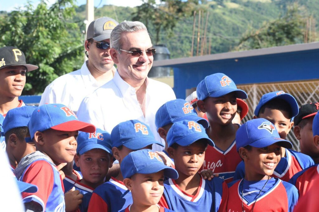 Presidente Abinader entrega estadio de softbol y polideportivo en Ocoa