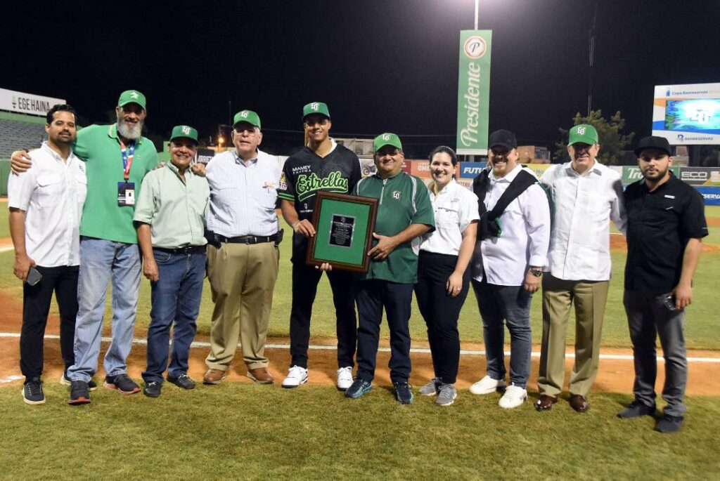 Estrellas reconocen a Jeremy Peña