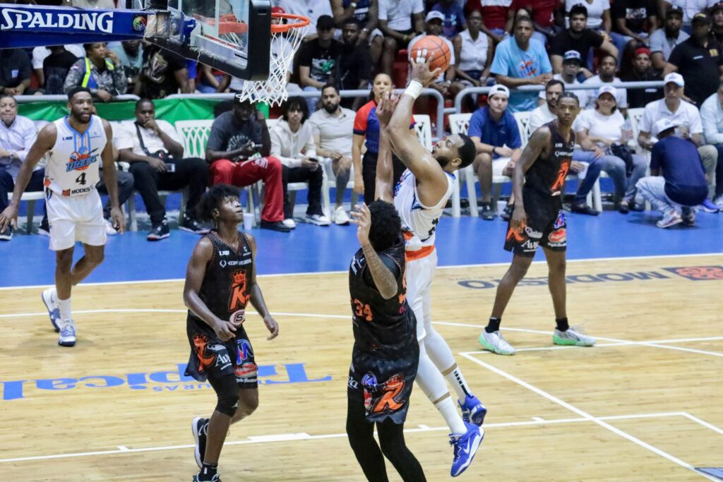 Titanes colocan serie final 2-0 sobre Reales