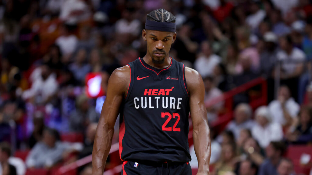 Butler anota 31 puntos en su regreso y Heat vence a Nets por la mínima