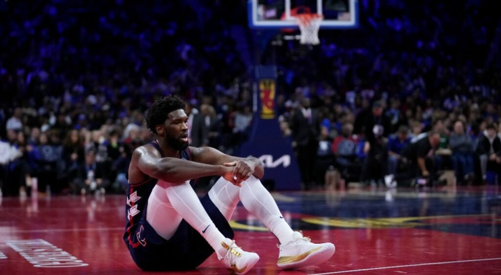 Joel Embiid se pierde primer partido por lesión en esta temporada