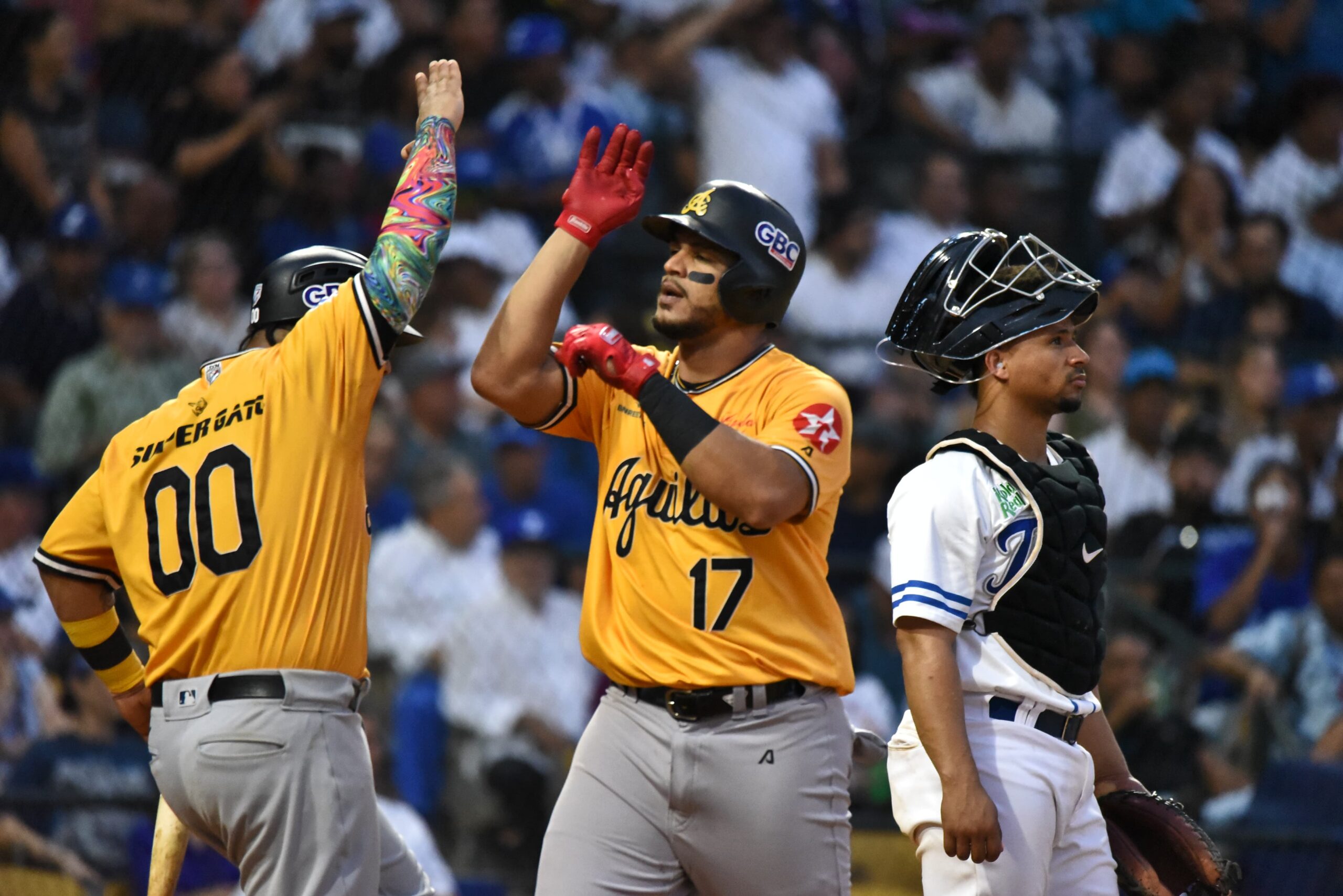 Águilas derrotan a Tigres del Licey con un gran despliegue ofensivo en la tercera entrada