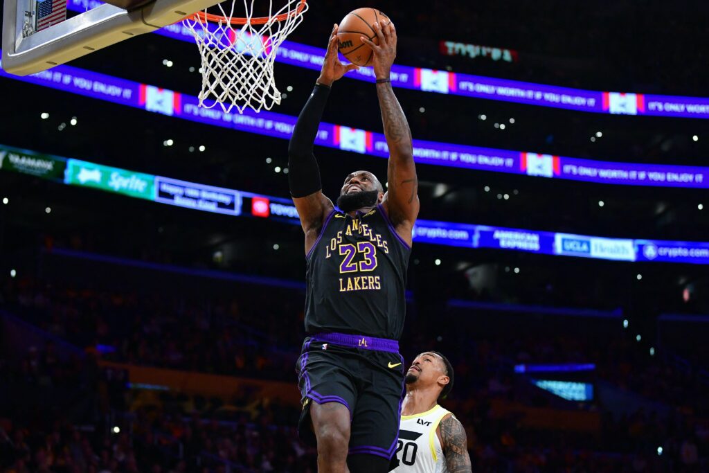 Lebron alcanza los 39,000 puntos en victoria contra Jazz