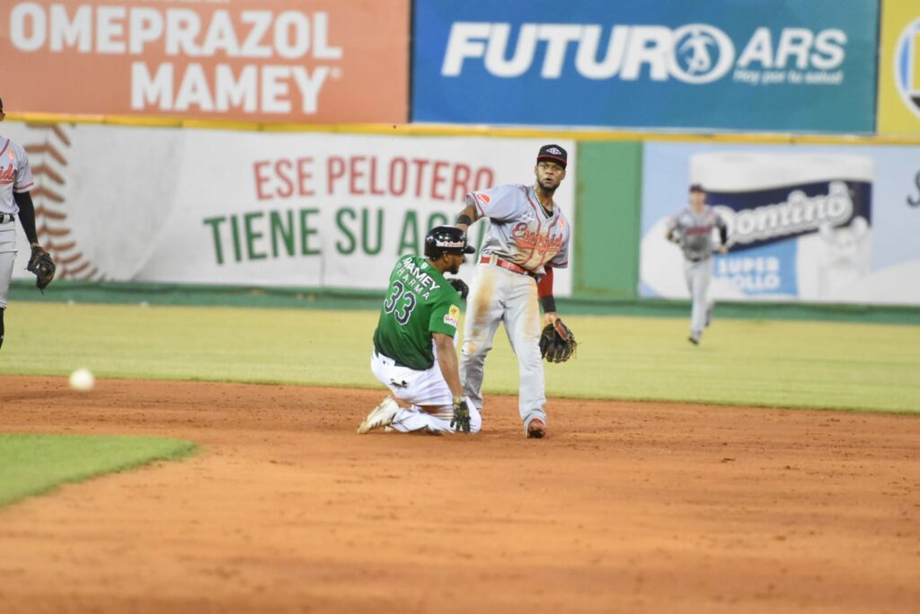 Estrellas vencen 4-1 a Leones en San Pedro
