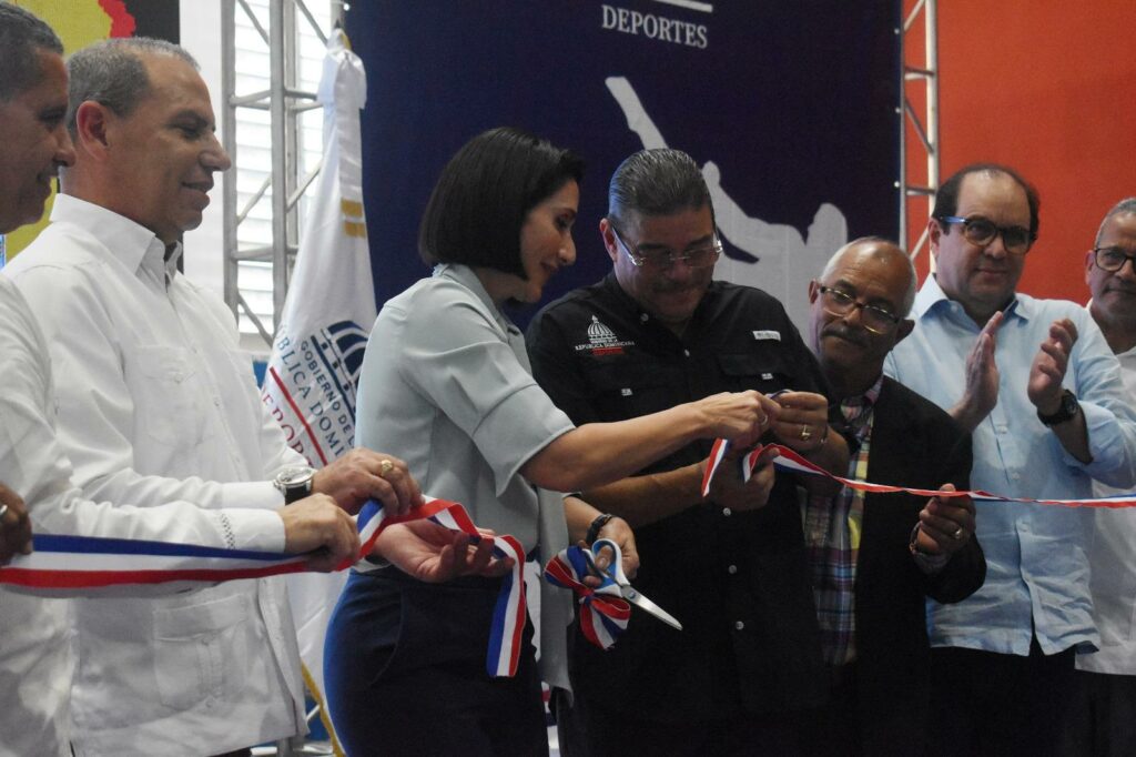 Raquel Arbaje y Camacho entregan Centro Deportivo en Capotillo