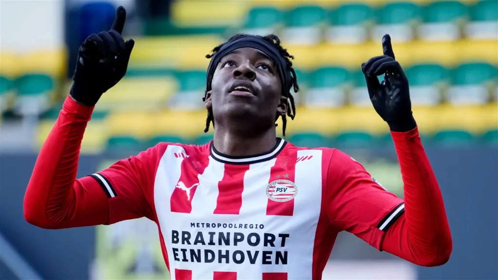 Madueke llega al Chelsea desde PSV por 35 millones de euros
