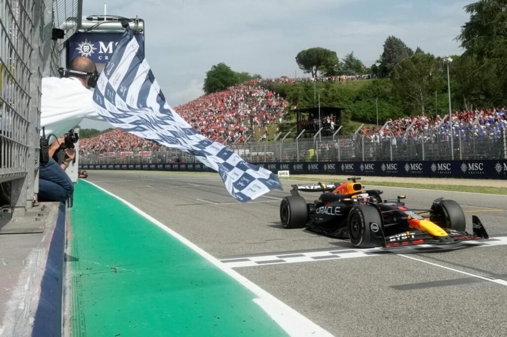 Max Verstappen gana la pole en Inmola