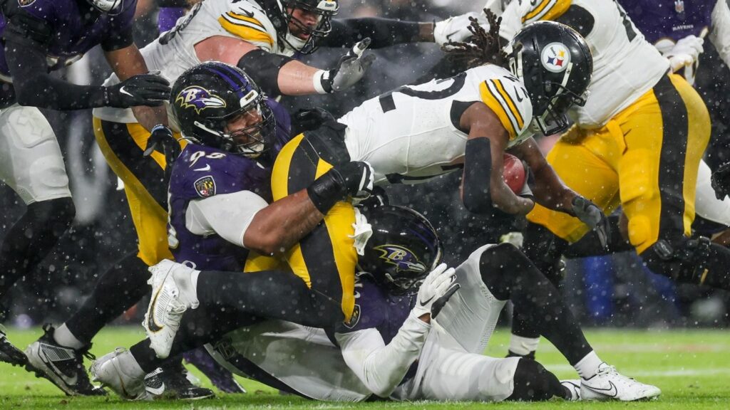 Steelers vencen a Ravens y mantienen esperanza de playoffs vivas hasta último momento
