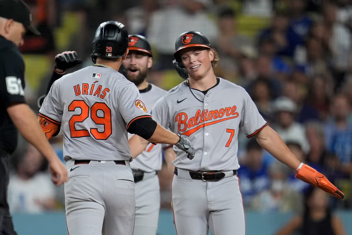 Urías sigue caliente, conecta jonrón y Orioles vencen a Dodgers en primero de la serie