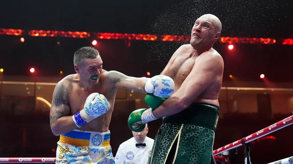 Oleksandr Usyk derrota a Tyson Fury y retiene sus cinturones