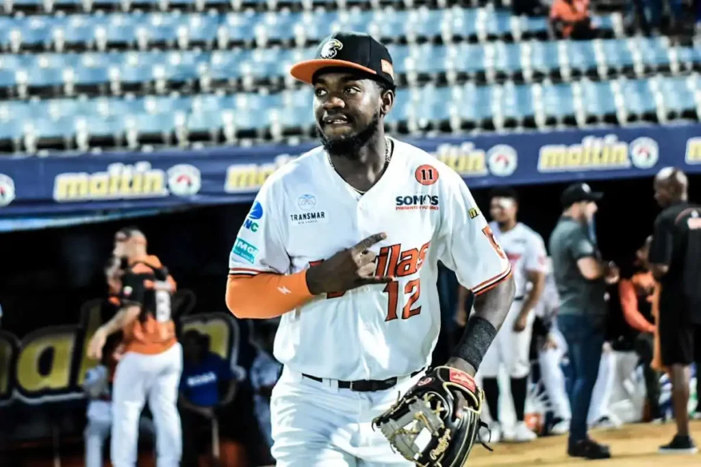Osleivis Basabe seguirá con las Águilas hasta el final de temporada