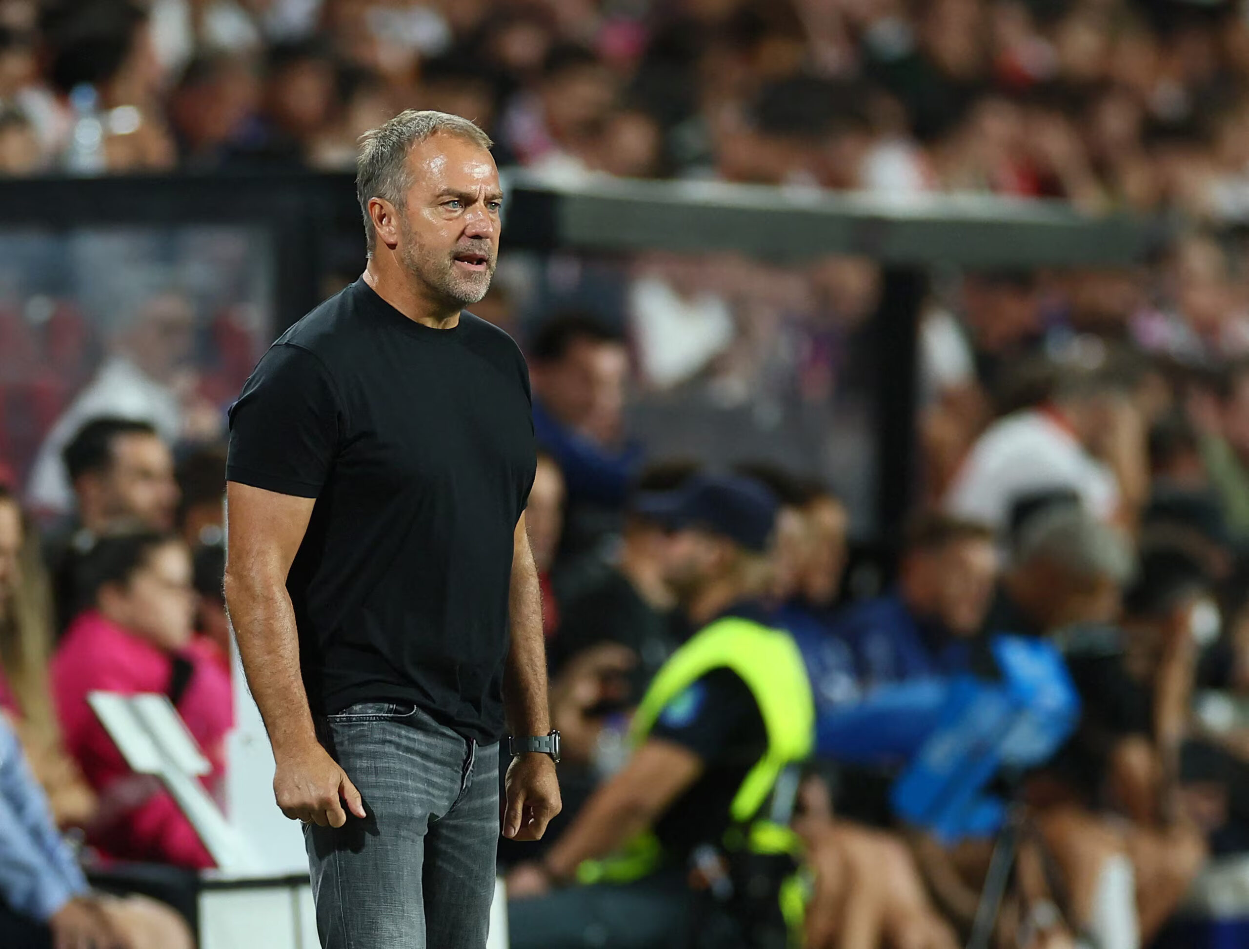 Hansi Flick estará en el banquillo para el partido inaugural de la Champions League