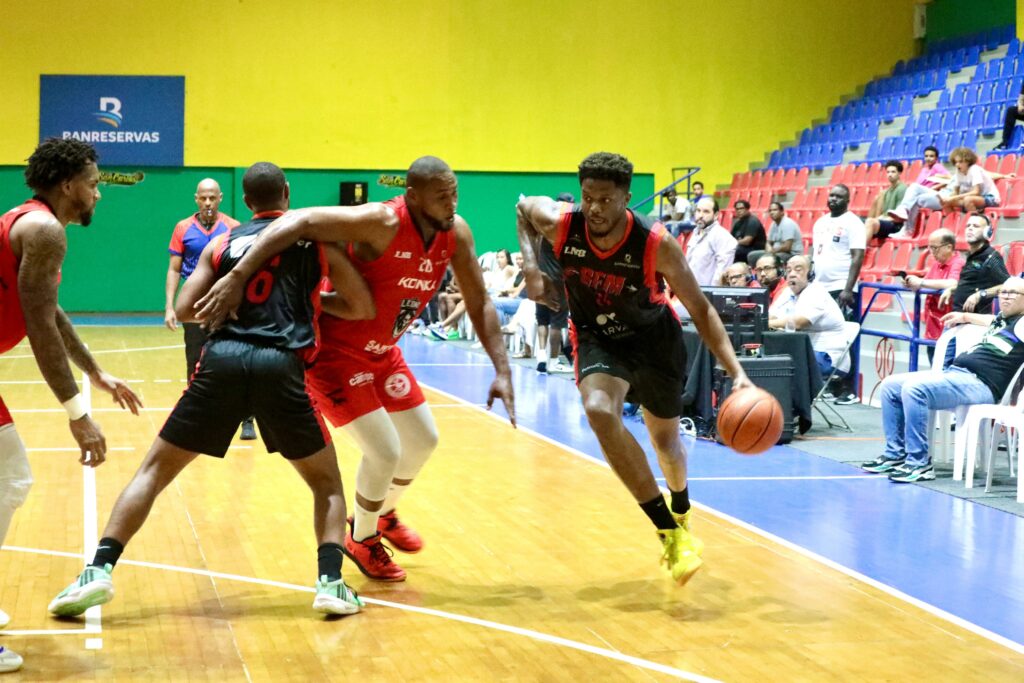 Indios propinan cuarta derrota al hilo de Leones