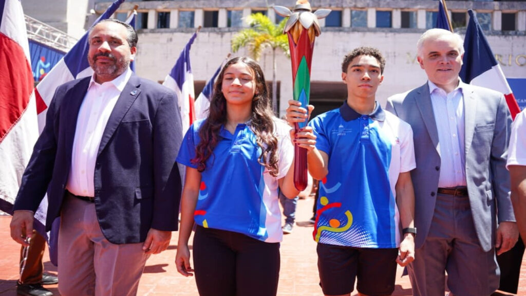 MINERD e INEFI dan inicio al recorrido de la antorcha de los XI Juegos Escolares Deportivos Nacionales San Francisco 2025