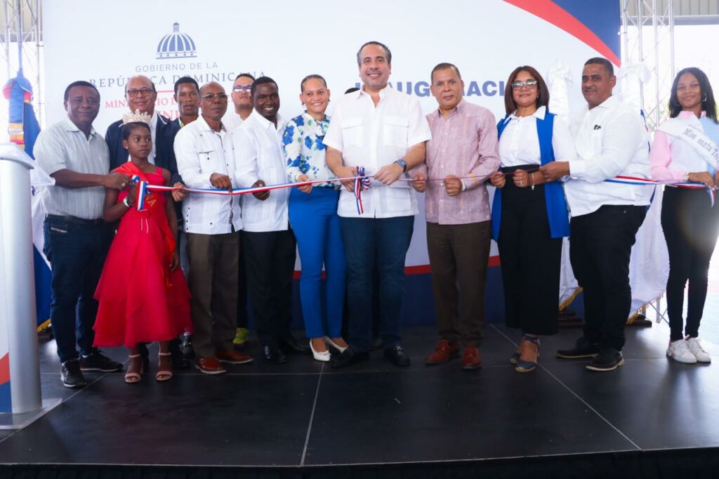 El INEFI entrega moderno polideportivo y utilerías deportivas en escuelas Elías Piña
